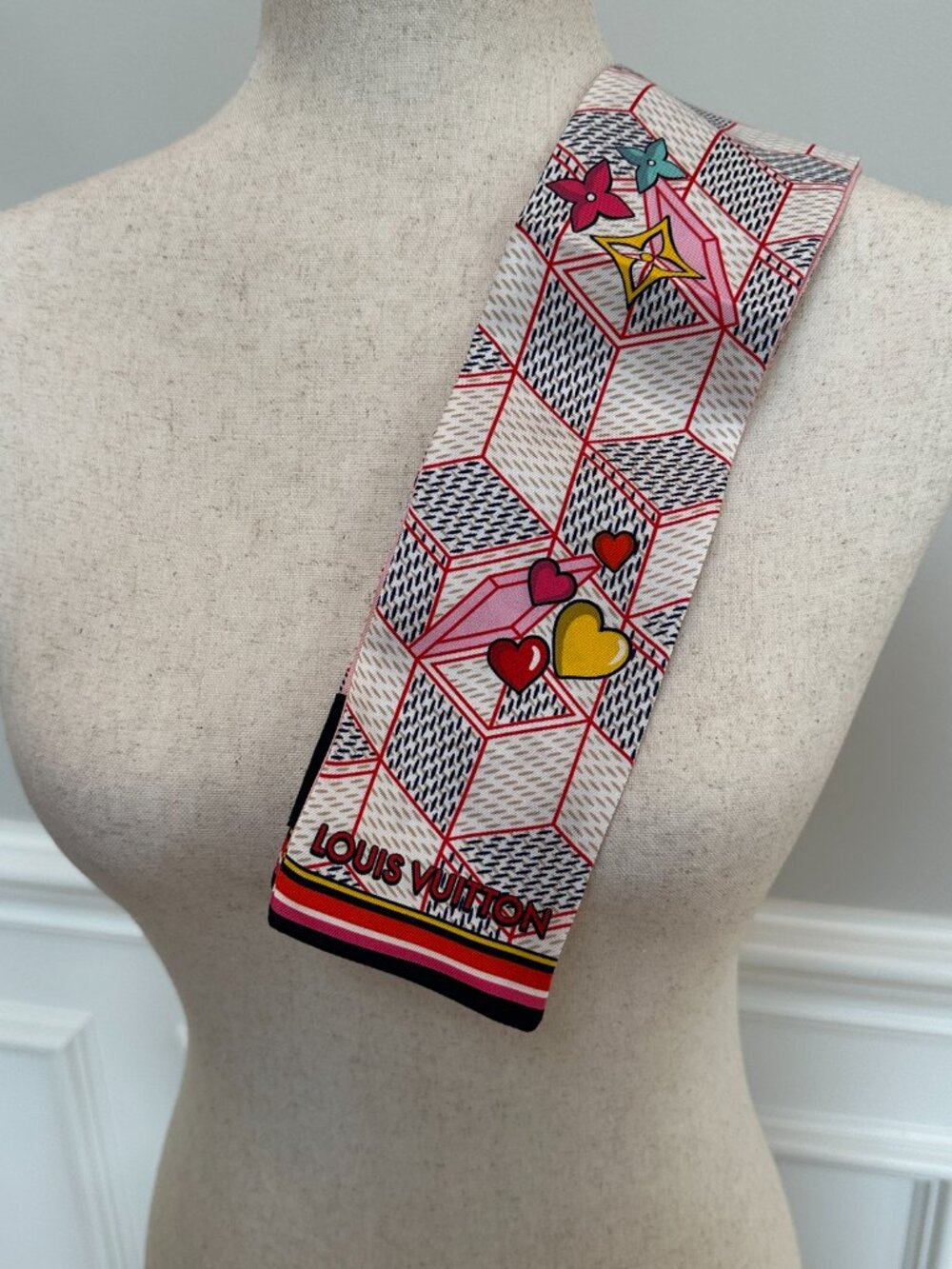 Louis Vuitton Silk Bandeau Scarf Monogram Hearts Pink NWT w/ Box - Picture 4 of 8